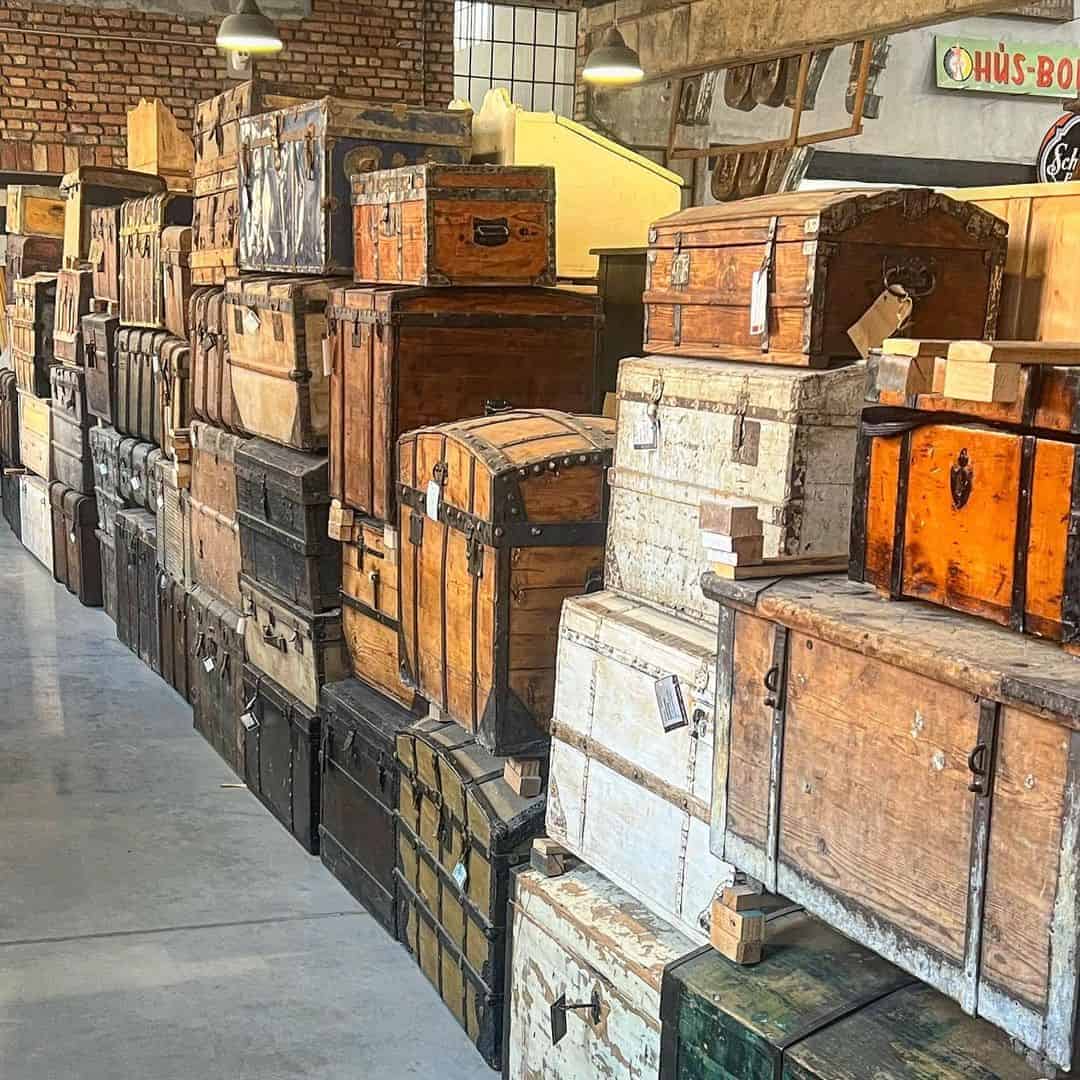 Antique Trunks: Identifying, Valuing And Buying (With Pictures) - VIP Art  Fair